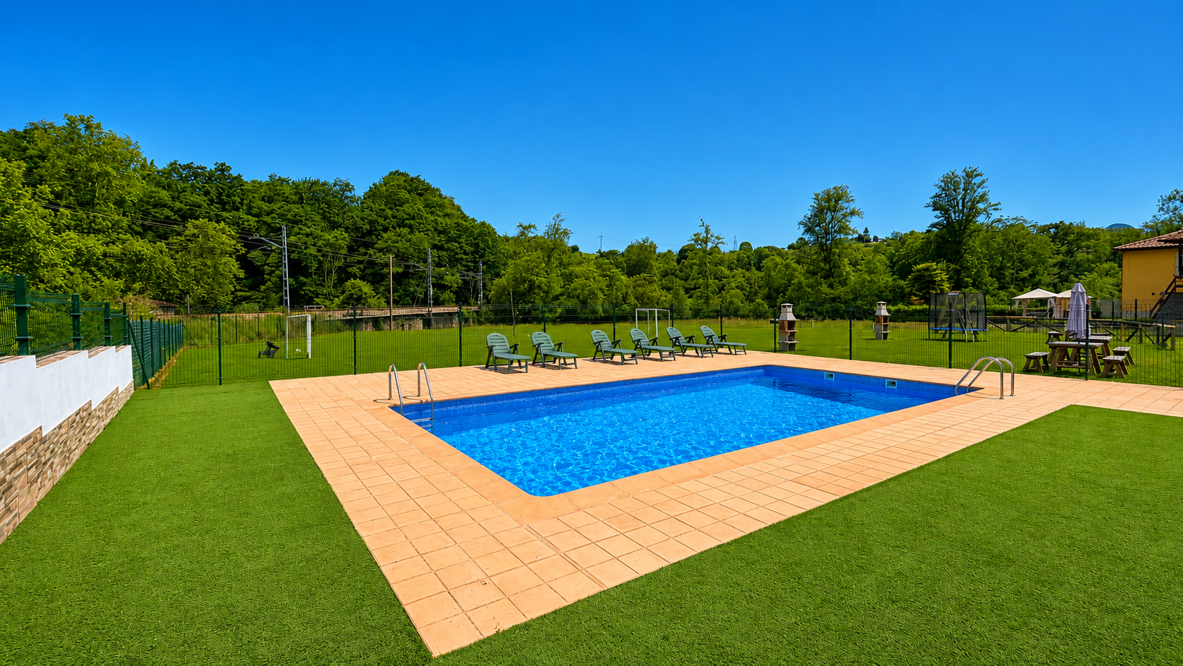 Piscina con solárium en Huerta el Pozu